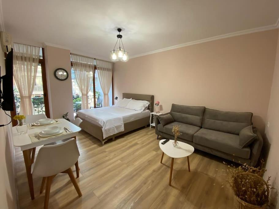 Mimosa'S Apartment With Lovely Balcony Tirana Exterior photo